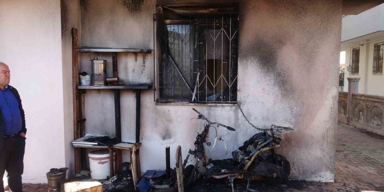 Park Halindeki Motosiklette Çıkan Yangın Daireye Sıçradı