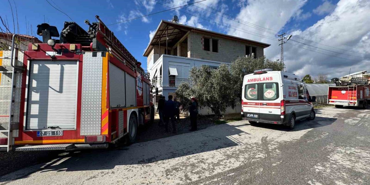 Antalya’da Müstakil Ev Yangınında 2 Kişi Dumandan Etkilendi