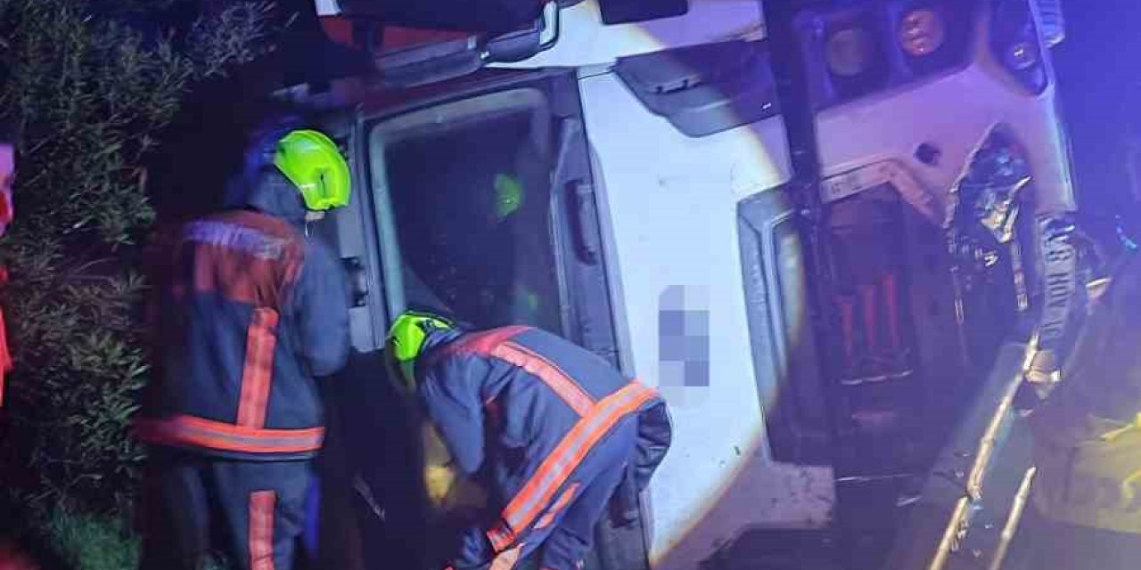 Tarsus’ta Şarampole Düşen Kamyonun Sürücüsü Yaralandı