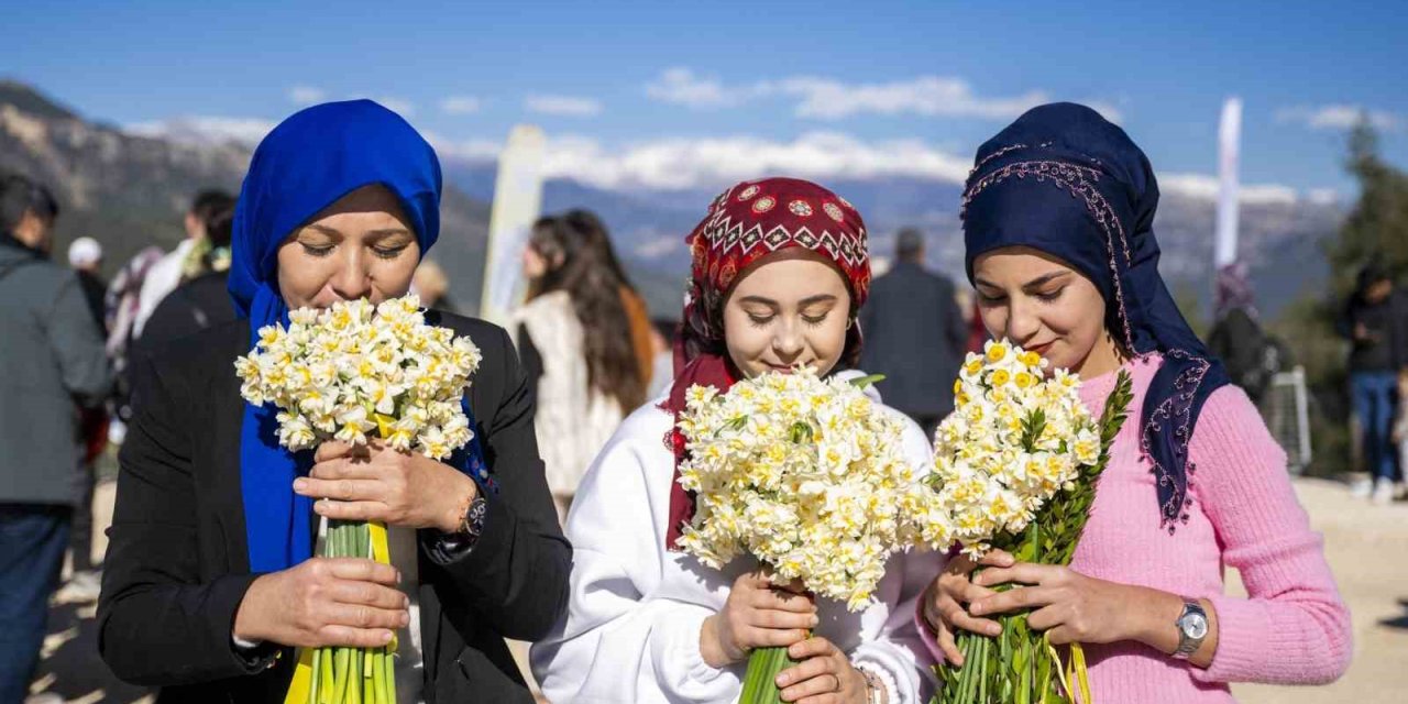 Mersin’de ’nergis Şenliği’ Fotoğraf Yarışmasının Kazananları Ödüllerini Aldı