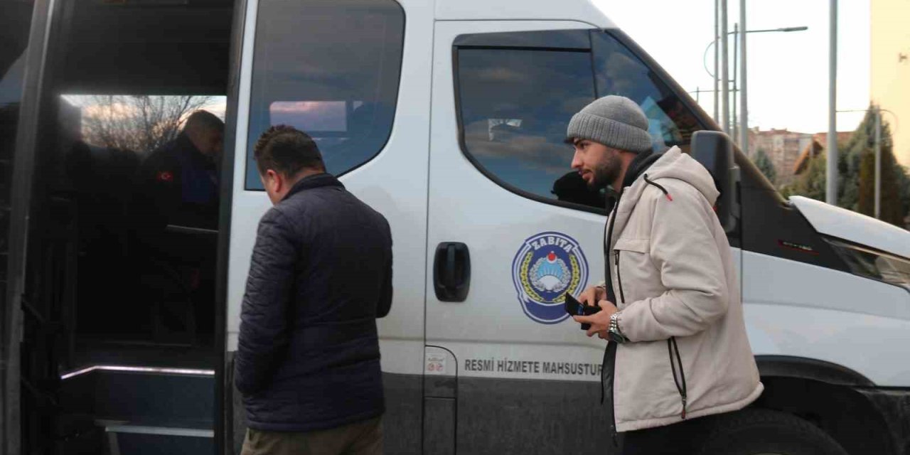 İzmariti Yere Atıp Ceza Yiyen Ve Sigara Yakan Vatandaş: "yere Atarsam Bunun Da Parasını Öderim"