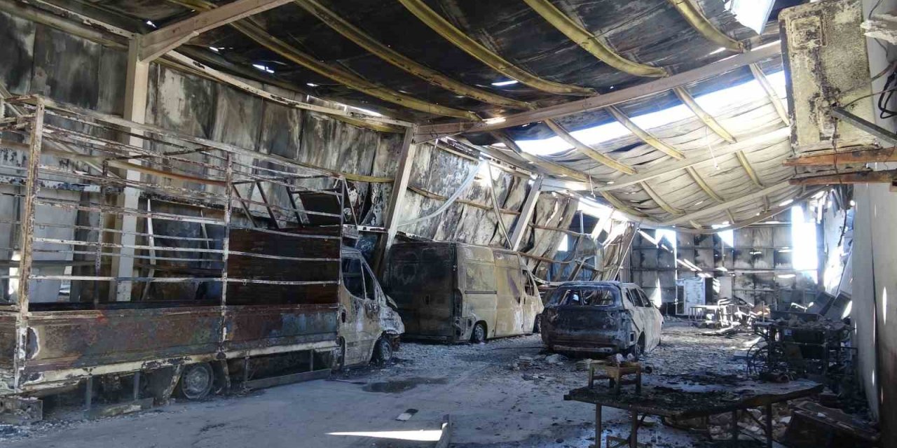 Gece Başlayan Depo Yangını 6 Saatte Söndürüldü, Zararın Büyüklüğü Gündüz Ortaya Çıktı