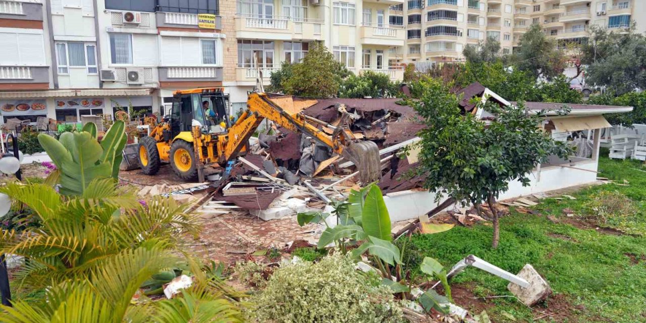 Alanya’da Park Alanını İşgal Eden Restoran Kaldırıldı