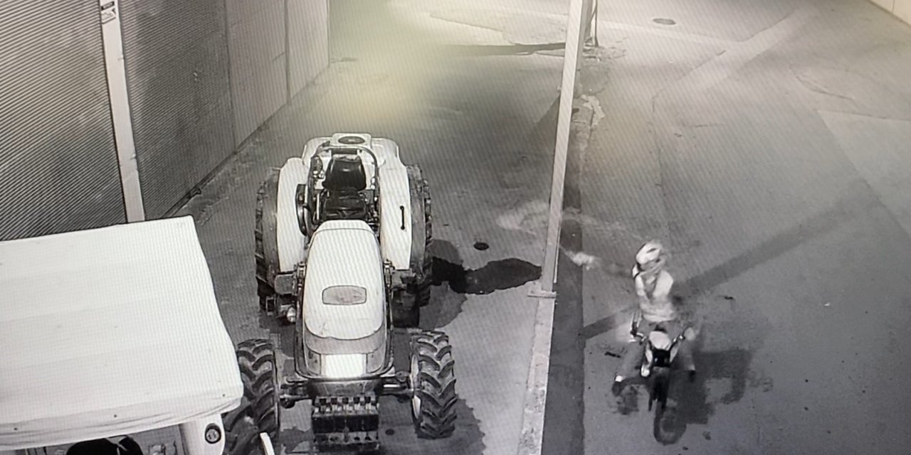 Benzinle Traktörü Yakarken Kendini De Yaktı