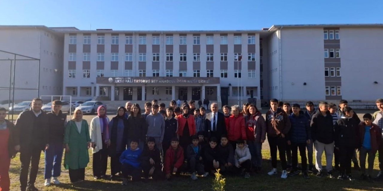 Aksu’da Öğrenciler Zeytin Fidanı Dikti