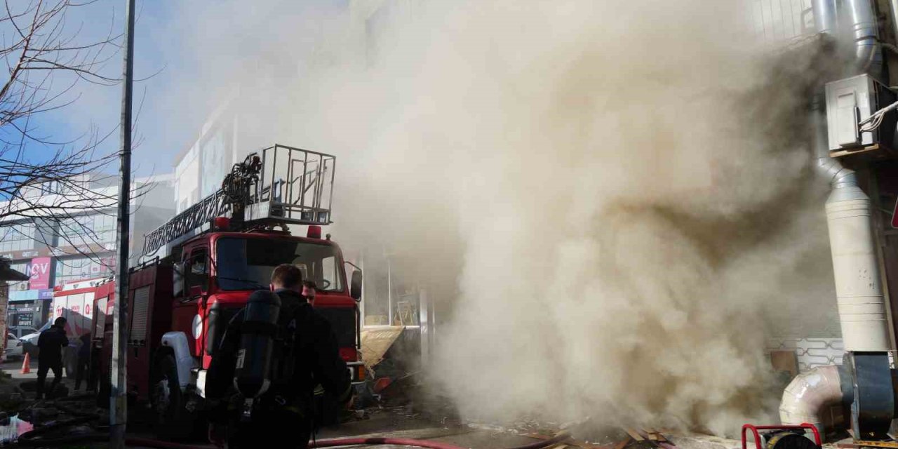 Antalya’da İş Yeri Deposunda Yangın Çıktı, Çalışanlar Gözyaşları İçinde Kaldı