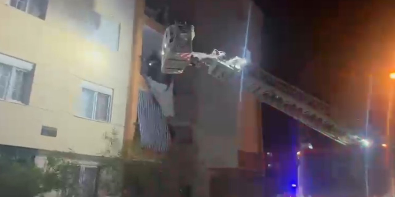 Antalya’da Yangında Binada Mahsur Kalanlar İtfaiye Yardımıyla Kurtarıldı