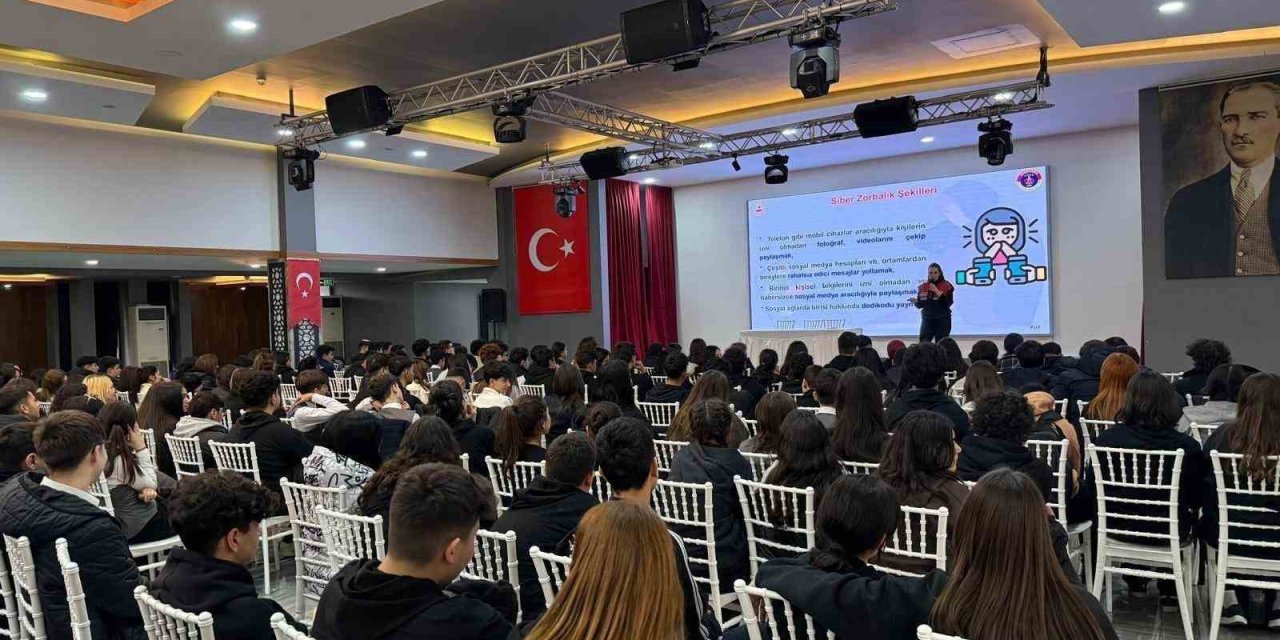 Mersin’de Jandarmadan Öğrencilere Yönelik Siber Farkındalık Eğitimi