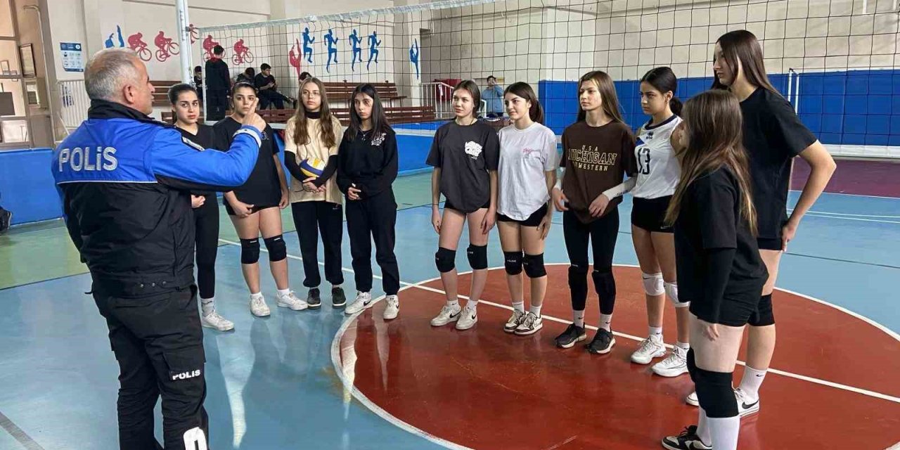 Polis Ekiplerinin Gerçekleştirdiği Kurslara 182 Öğrenci Katılım Sağladı