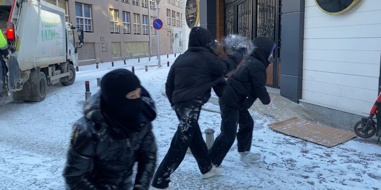 Eskişehir’e Beklenen Yağış Geldi, Çocuklar Kartopu Savaşı Yaptı