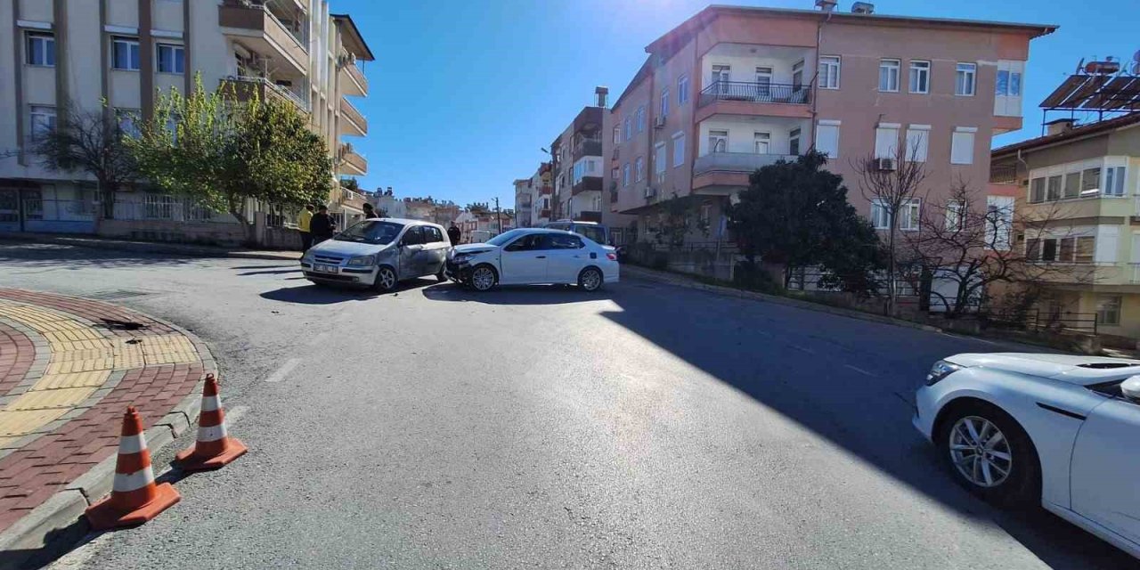 Manavgat’ta İki Otomobil Çarpıştı: 1 Yaralı