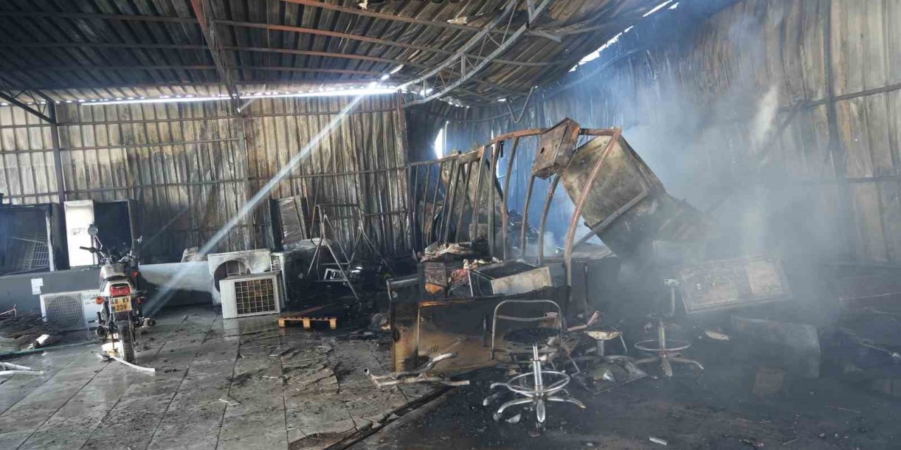 Alevler Depoyu Küle Çevirdi, Milyonlarca Liralık Maddi Hasar Oluştu