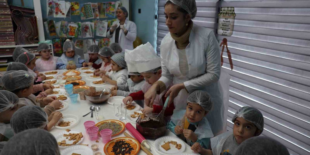 Miniklere Özgü Kütüphanede ’kurabiyemi Tasarlıyorum’ Etkinliği
