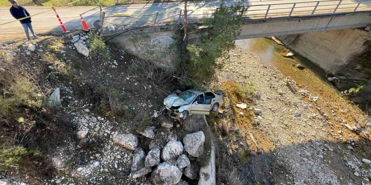 Yoldan Çıkan Otomobil, Köprüden Uçtu: 1 Ölü