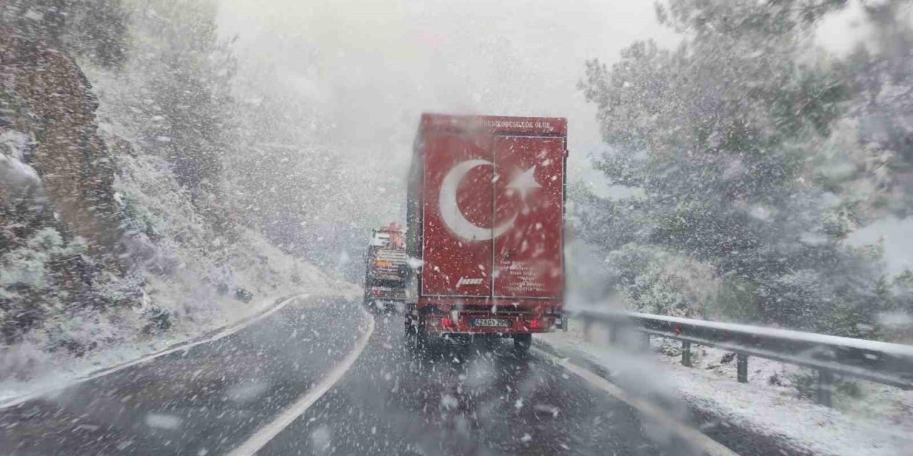 Mersin-antalya Arasında Lapa Lapa Kar Yağdı