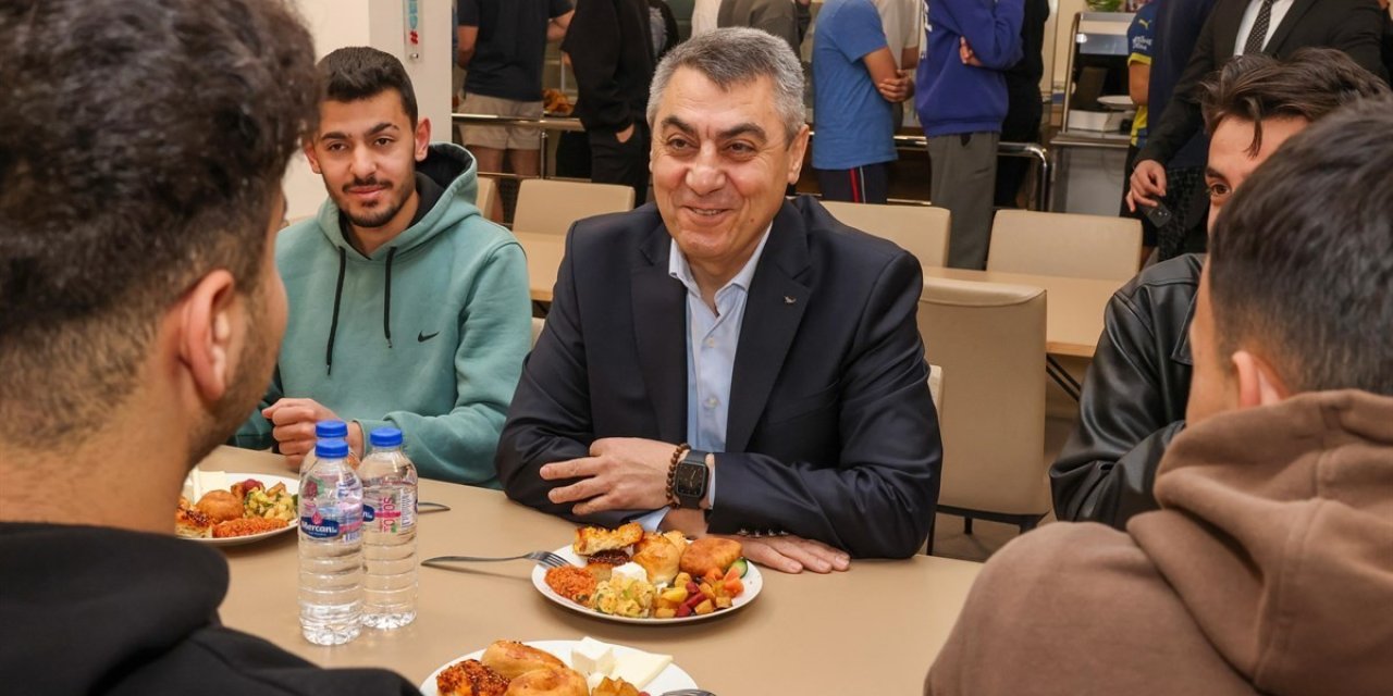 Vali Toros, Yurttaki Öğrencilerle Bir Araya Geldi