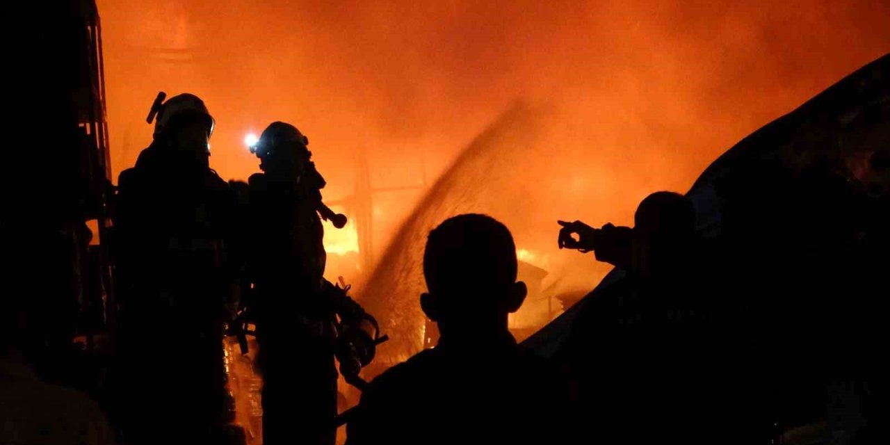 Sanayi Sitesinde Korkutan Yangın Ekiplerin 3 Saatlik Müdahalesi İle Söndürüldü