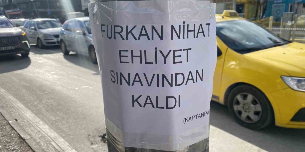 Kent Merkezinde Direğin Üzerine Yapıştırılan İlginç Yazı Dikkat Çekti