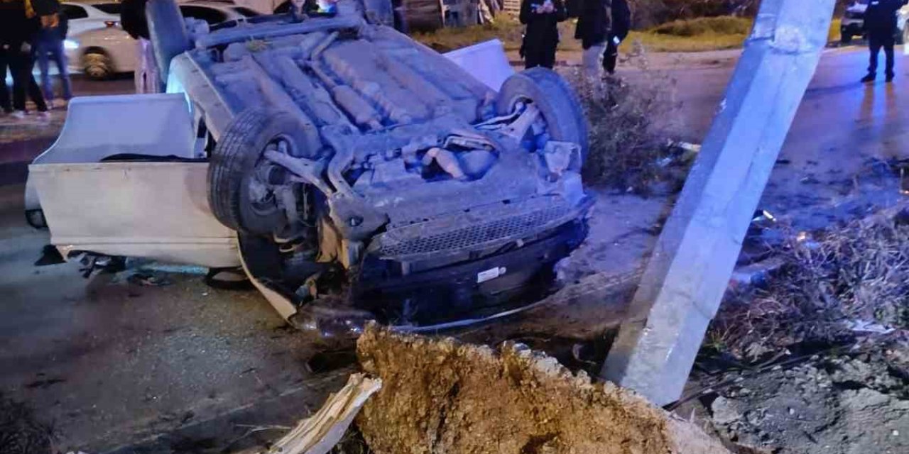 Refüje Çıkan Otomobil Direğe Çarptı, Sürücü Ağır Yaralandı