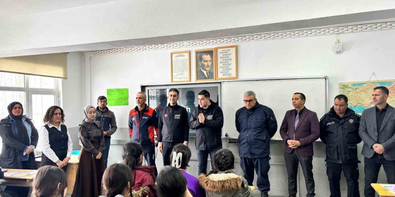 Afad Ekipleri Çocukları Sevindirdi