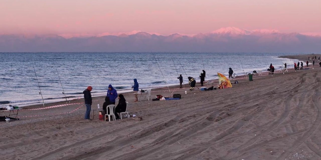 Antalya’da Kıyıdan Balık Yakalama Turnuvası