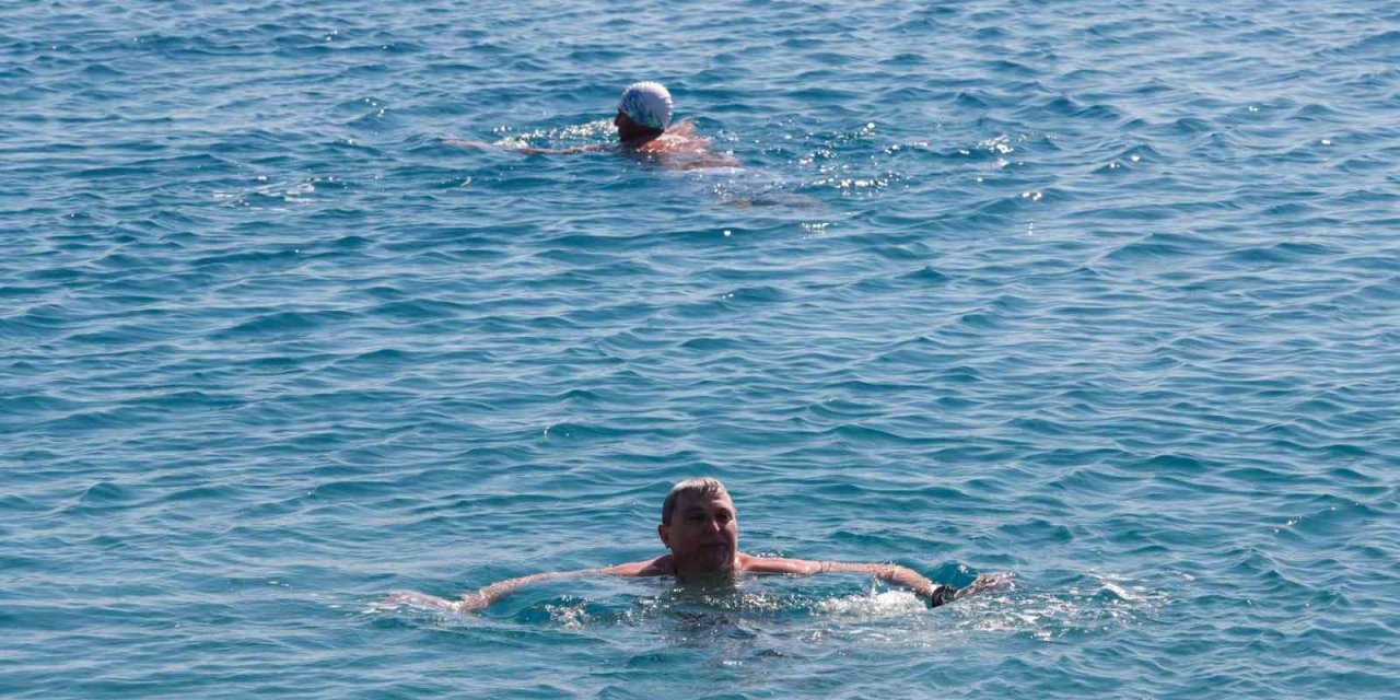 Bu Sefer Serinlemek İçin Değil Isınmak İçin Denize Girdiler