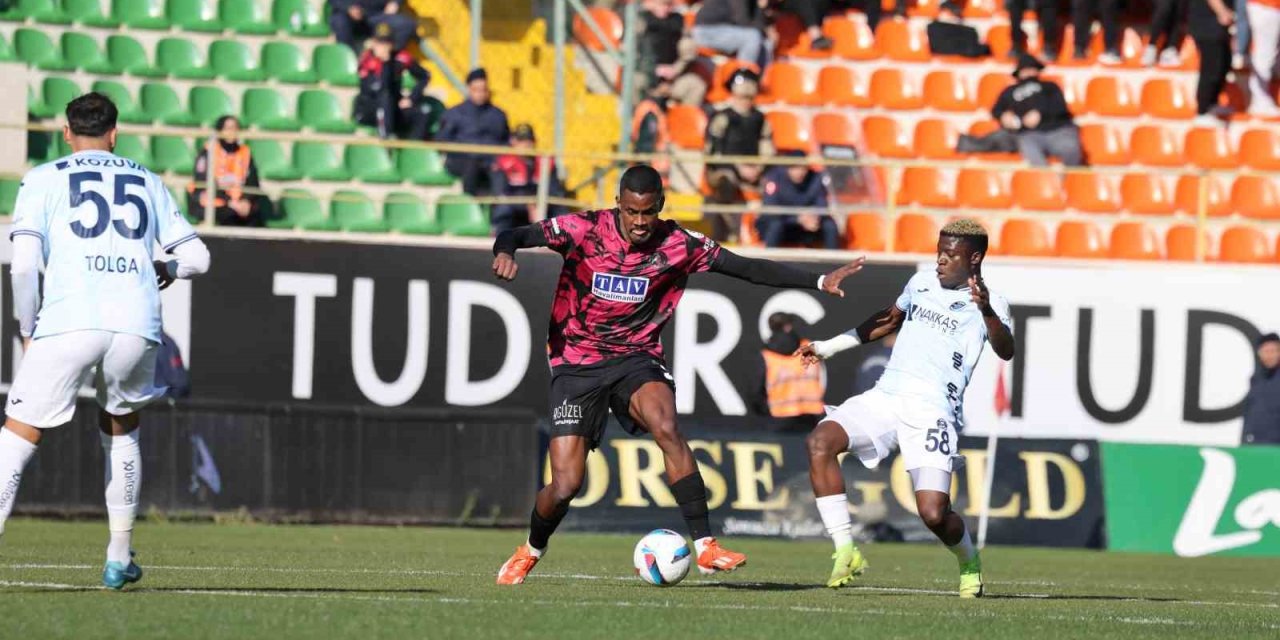 Trendyol Süper Lig: Alanyaspor: 0 - Adana Demirspor: 2 (ilk Yarı)