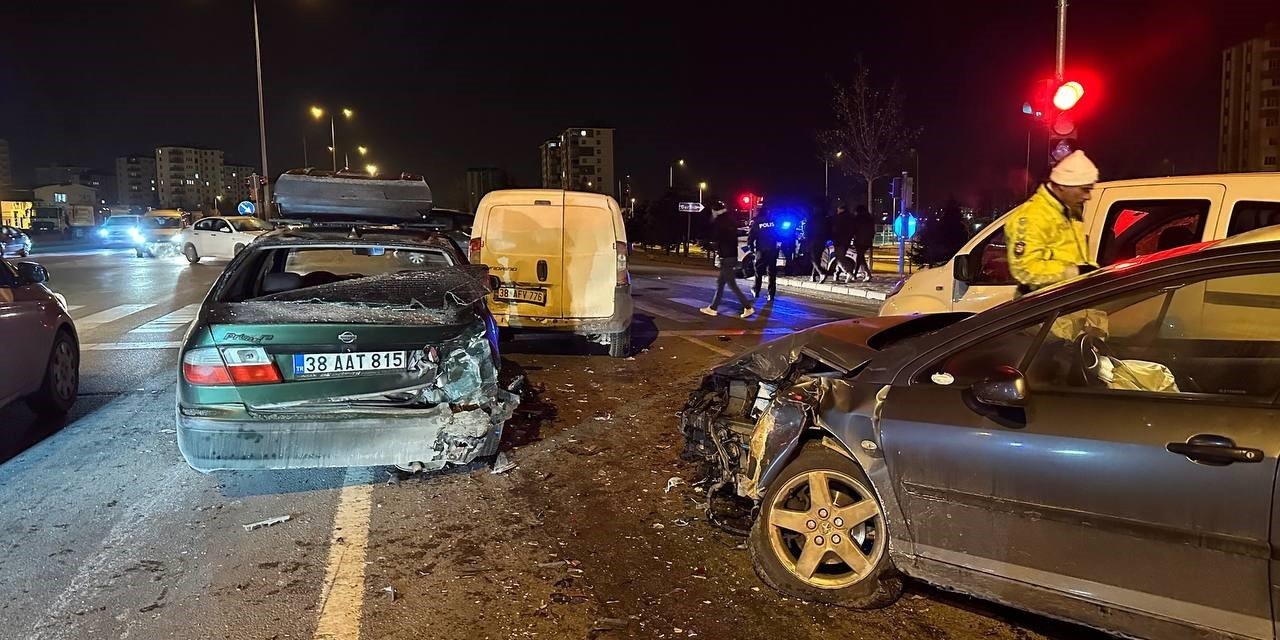 Kayseri’de Zincirleme Kaza: 1 Yaralı