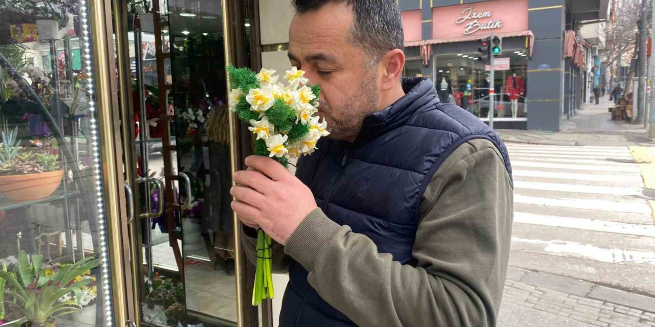 Yıl Boyunca Onun Çıkmasını Bekliyorlar