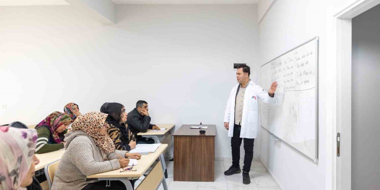 Mercek Meslek Edindirme Merkezi’nde Vatandaşlar Okuma-yazma Öğreniyor