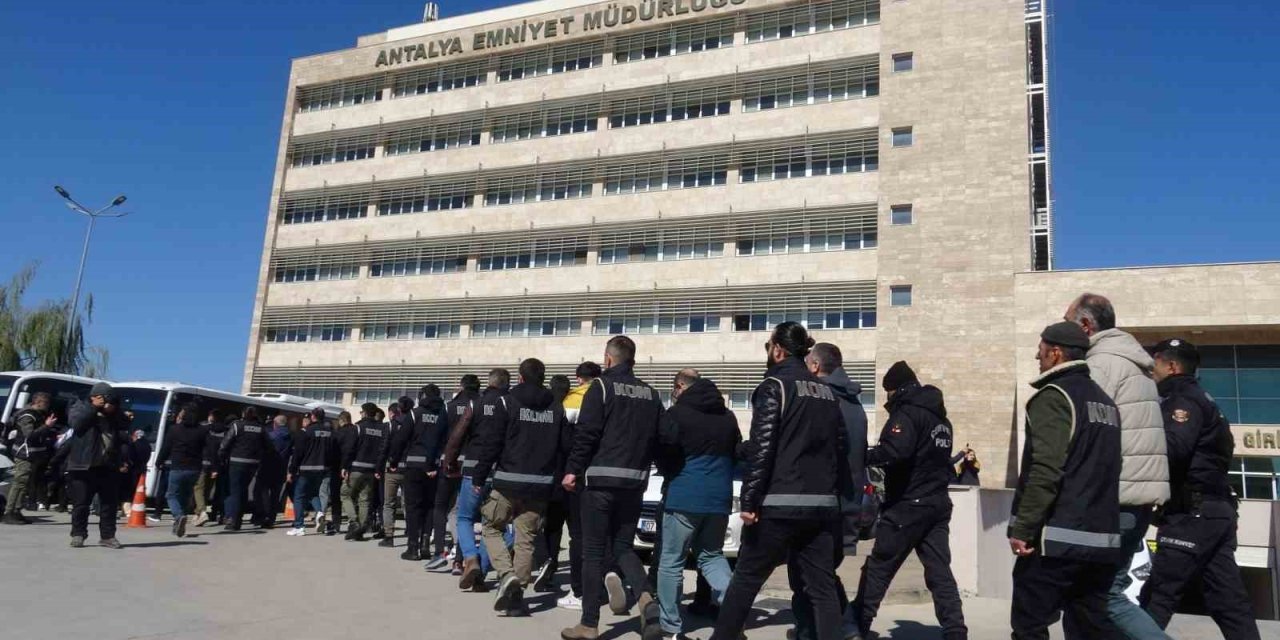 Antalya’da ‘kıskaç-40’ Operasyonunda Yakalanan 77 Kişi Adliyeye Sevk Edildi