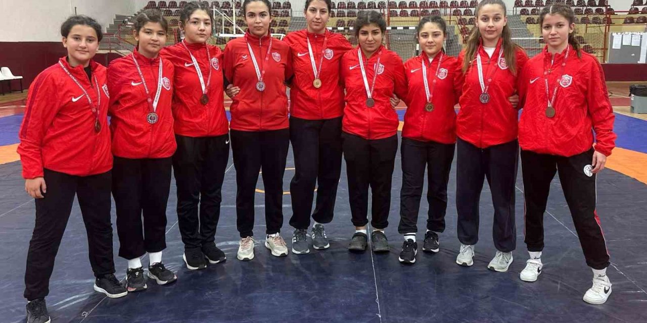 Kepez’in Kızlarına Altın Madalya