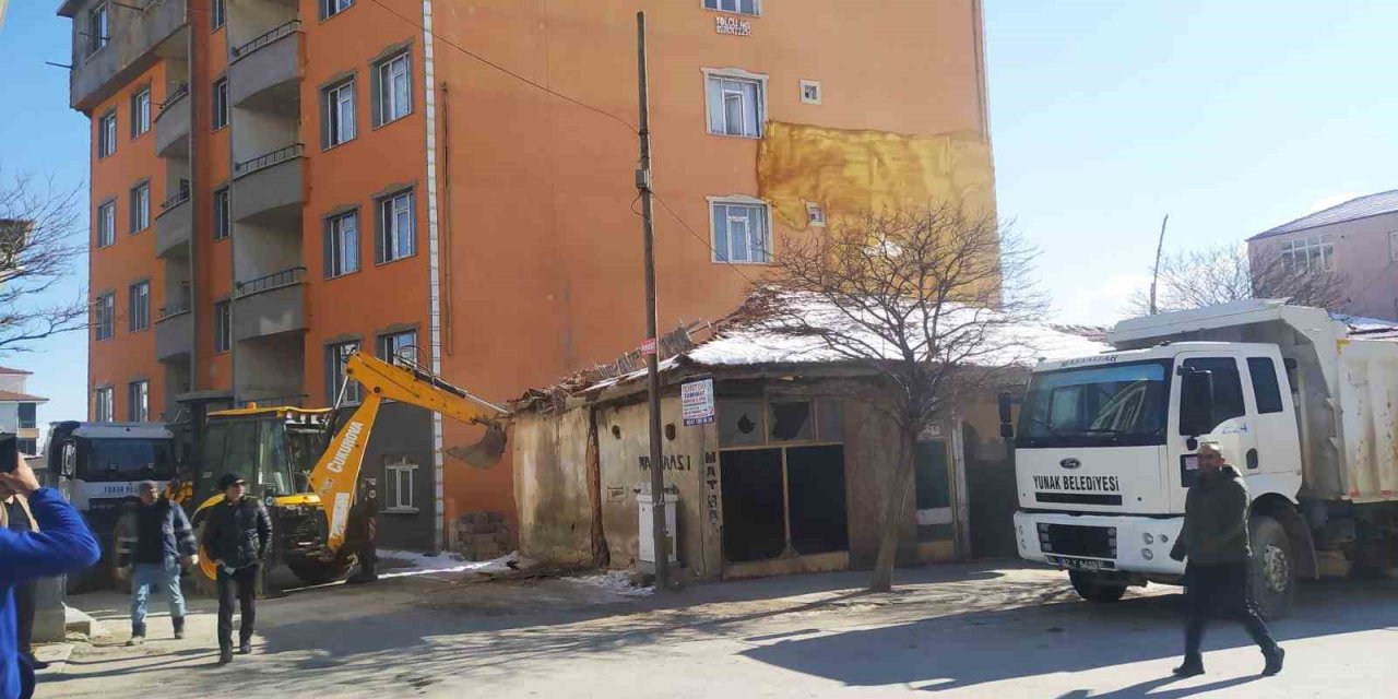 Yunak’ta Metruk Binaların Yıkımına Başlandı