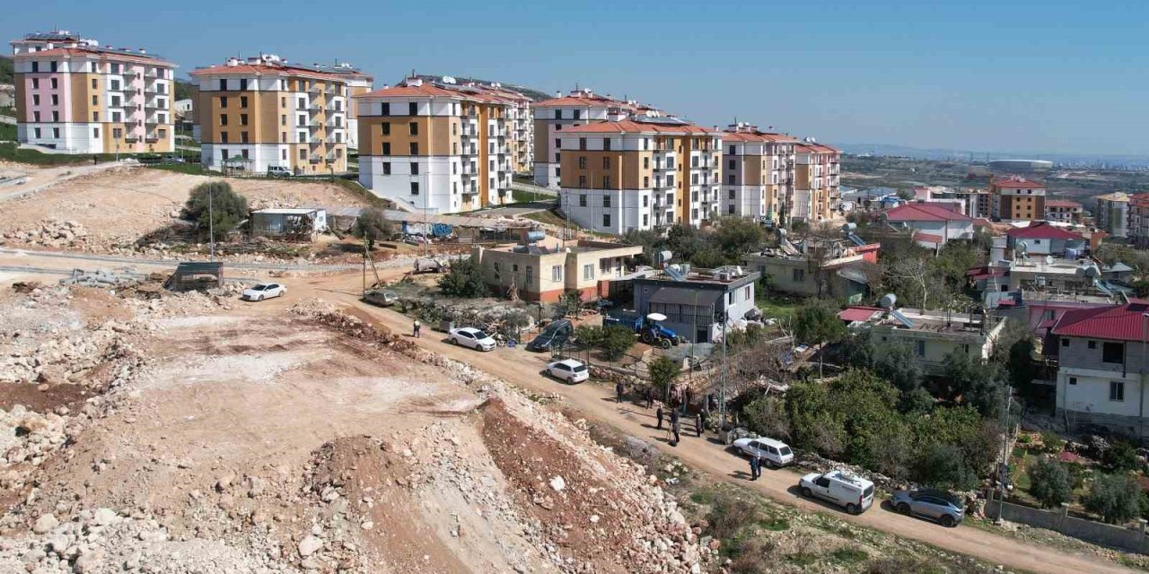 Hafriyat Kamyonunu Boşalttığı Molozların Altında Kalan Kadın Yaşam Mücadelesi Veriyor