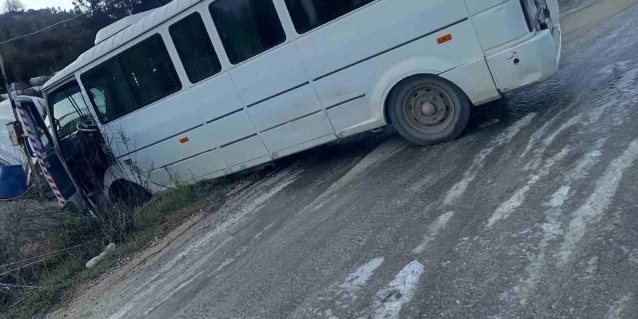 Gazipaşa’da Okul Servisi Buzlu Yolda Kaydı, Korku Dolu Anlar Yaşandı