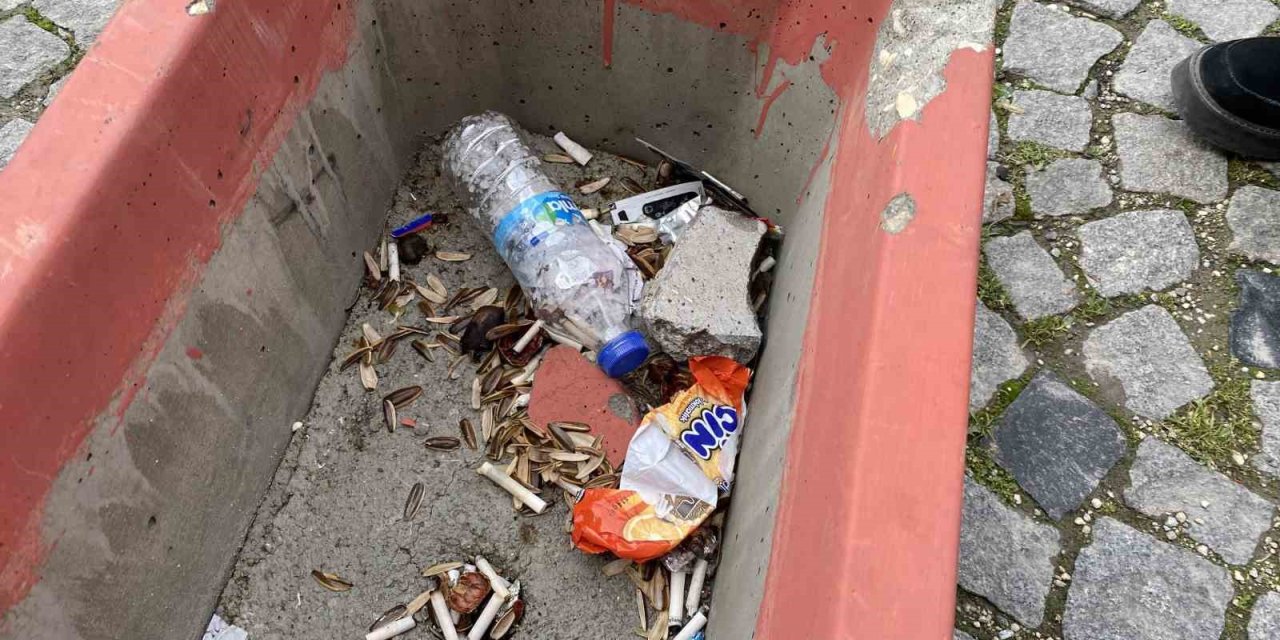 İçerisinde Çiçek Olması Gereken Saksının İçini Çöplerle Doldurdular