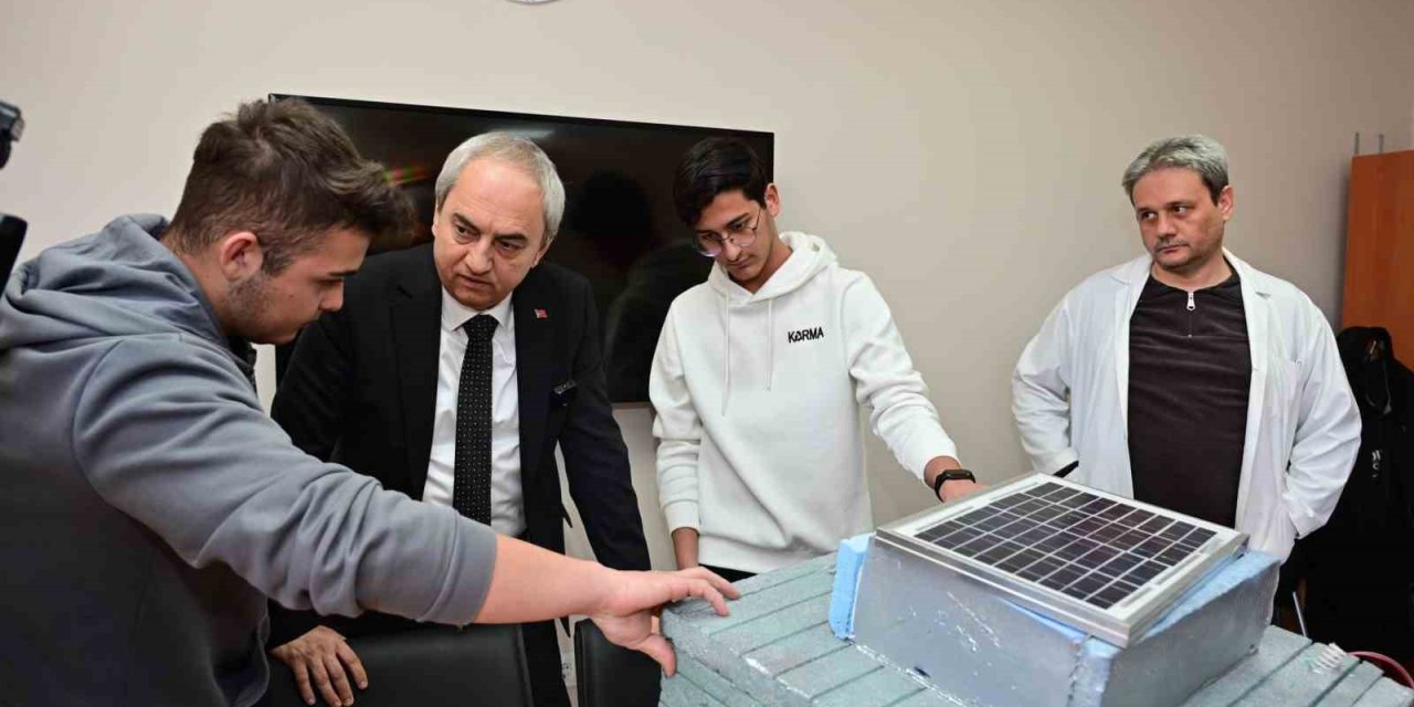 Antalya’da Lise Öğrencileri Geri Dönüşüm Malzemelerinden Deniz Temizleme Robotu Yaptı