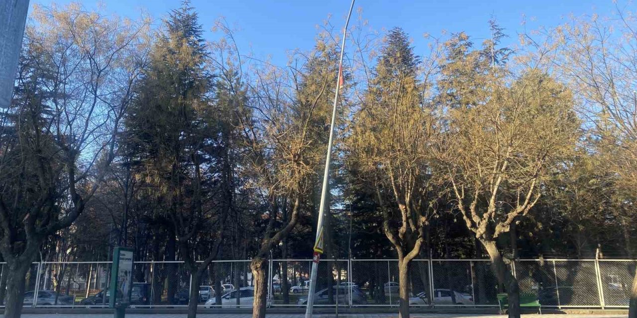 Bu Aydınlatma Direği Onarım Bekliyor