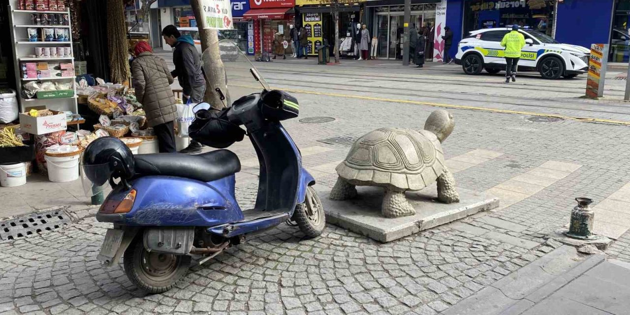 Polisin Denetim Yaptığı Yere Motosikletini Hatalı Park Etti, Cezayı Yedi