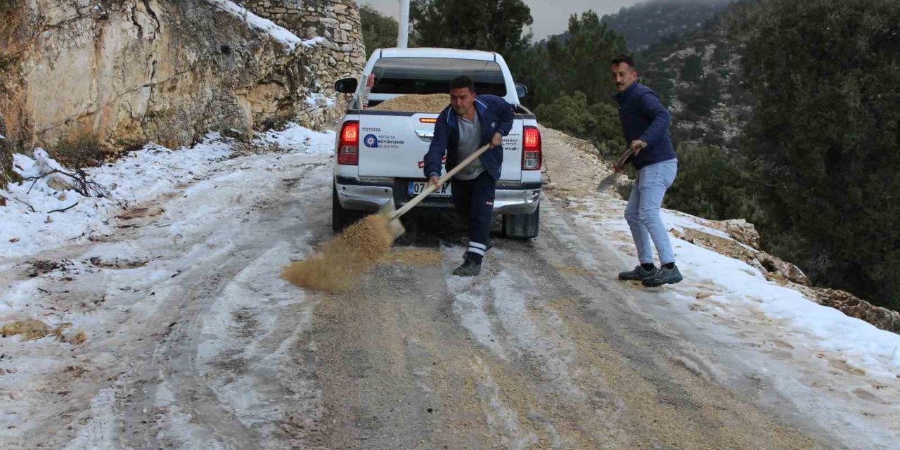 Büyükşehir Ekiplerinden Buz Tutan Yollarda Tuzlama Çalışması