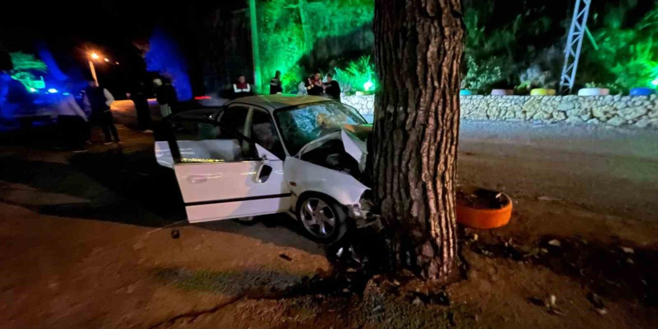 Antalya’da Virajı Alamayan Otomobil Ağaca Çarptı: 1 Ölü, 3 Yaralı