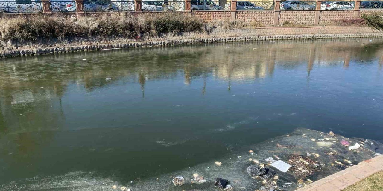 Porsuk Çayı’nda Donan Buz Parçası İçindeki Çöplerin Çirkin Görüntüsü