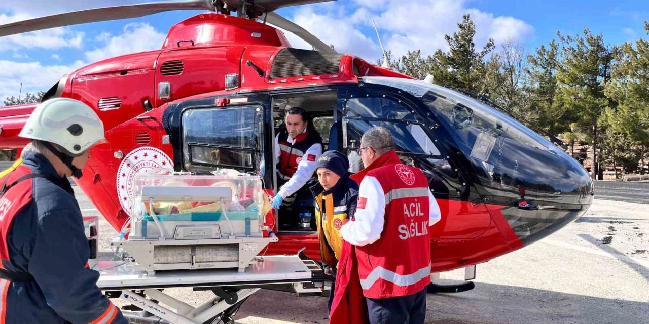 Mersin’de Erken Dünyaya Gelen ’ikiz Bebekler’ Helikopter Ambulansla Nakledildi