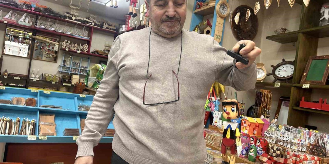 Yaptığı Ahşap Oyuncaklarla Çocuklara Geçmişi Yeniden Yaşatıyor
