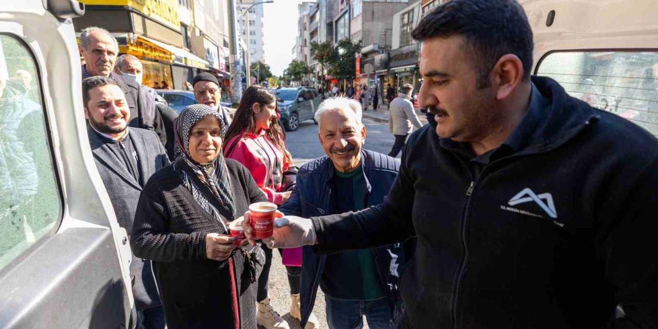 Mersin Büyükşehir Belediyesinden Vatandaşlara ’kaynar’ İkramı