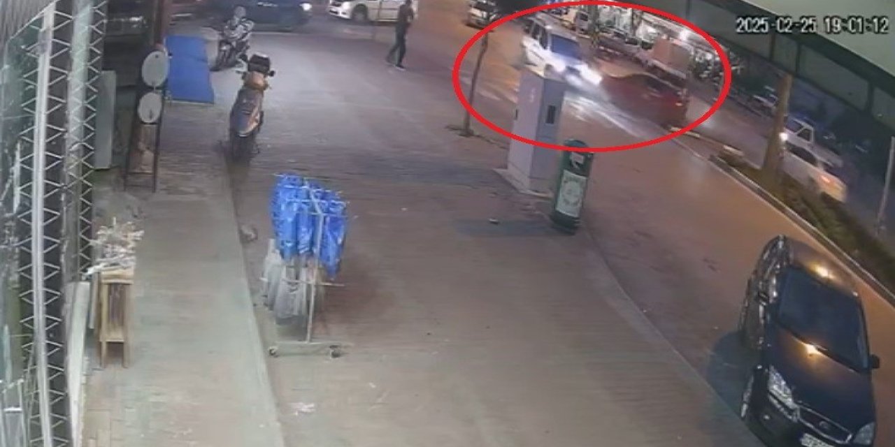 Antalya’da Hafif Ticari Araçla Otomobil Çarpıştı: 3 Yaralı