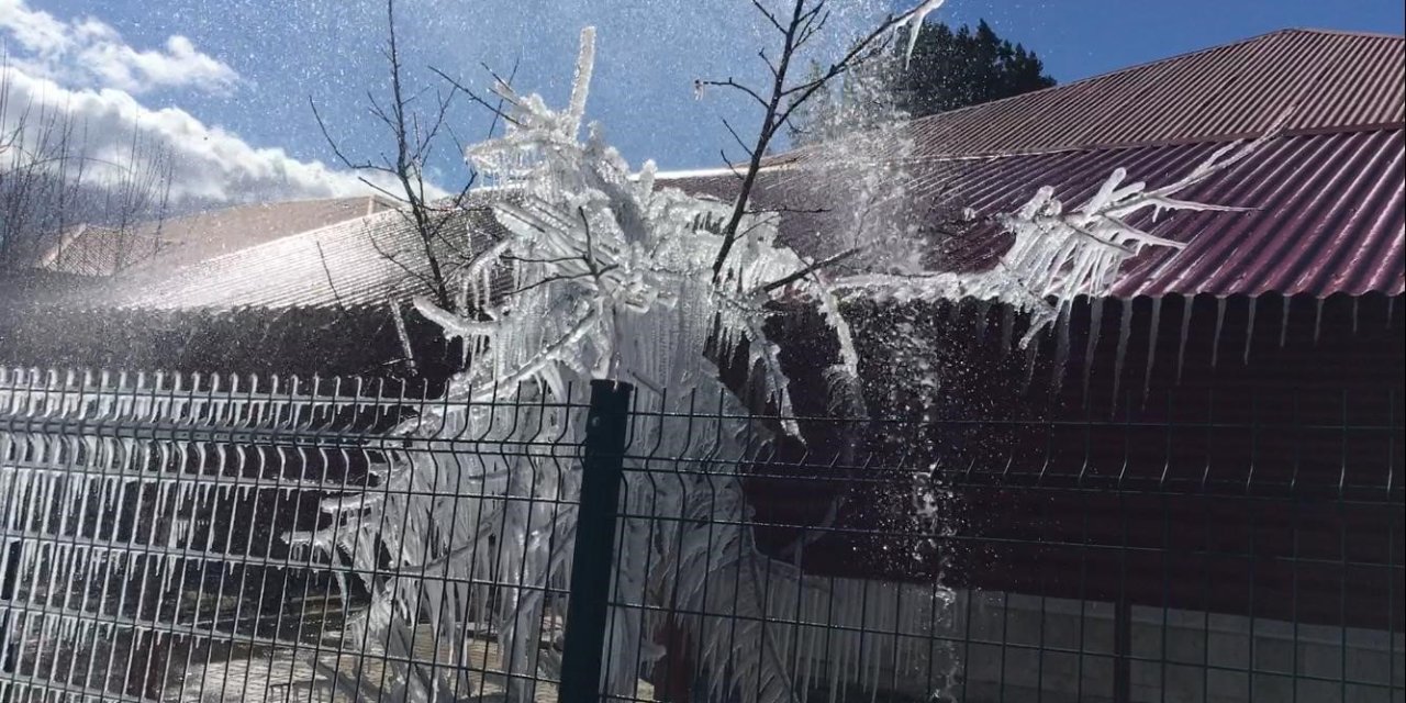 Borulardan Fışkıran Sular Buz Tuttu, Ortaya İlginç Görüntüler Çıktı