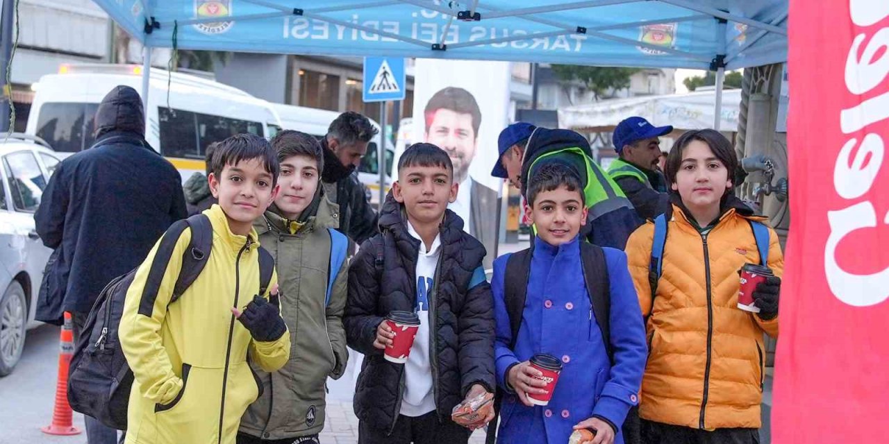 Tarsus’ta Soğuk Kış Günlerinde Vatandaşlara Sıcak Çorba İkramı