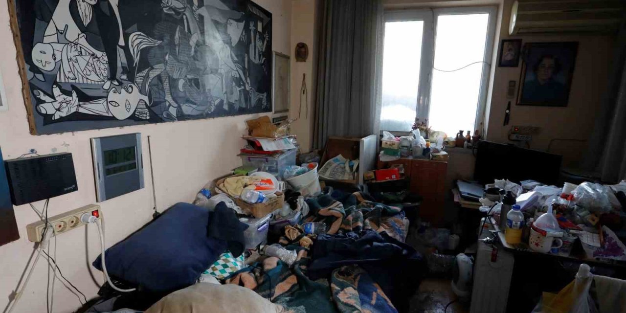 Antalya’da Vefat Eden Adamın Evinden 2 Kamyon Çöp Çıktı