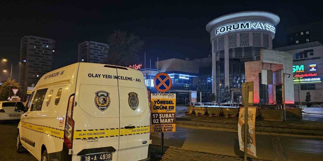 Forum Avm’nin Bahçesindeki Kavga Kanlı Bitti: Anne Ve 2 Kızı Bıçaklandı